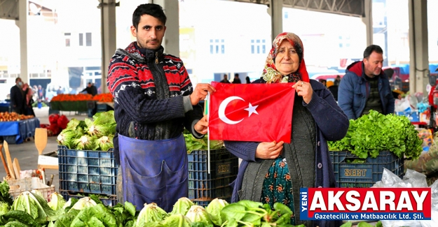 SOSYAL DENEY YAPILDI Aniden okunan istiklal marşı ile pazarda hayat durdu