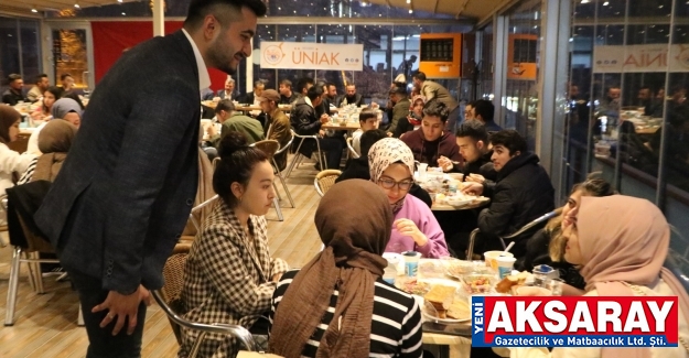 AK PARTİ GENÇLİK KOLLARI ORGANİZE ETTİ Gençlerle iftar