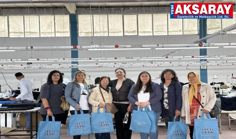 Çalışan kadınlara kırmızı gül verdiler