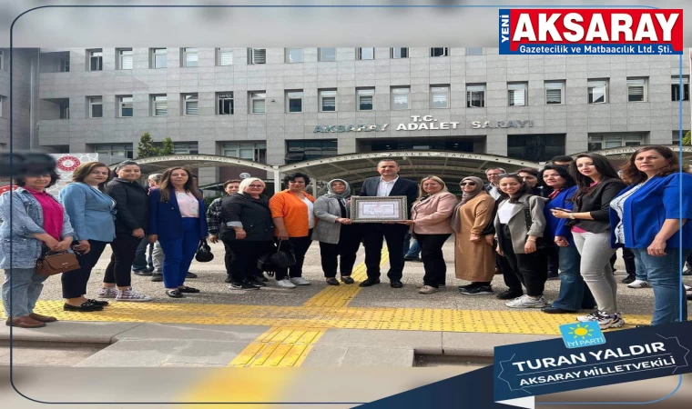 Kalabalık heyetle mazbatasını aldı