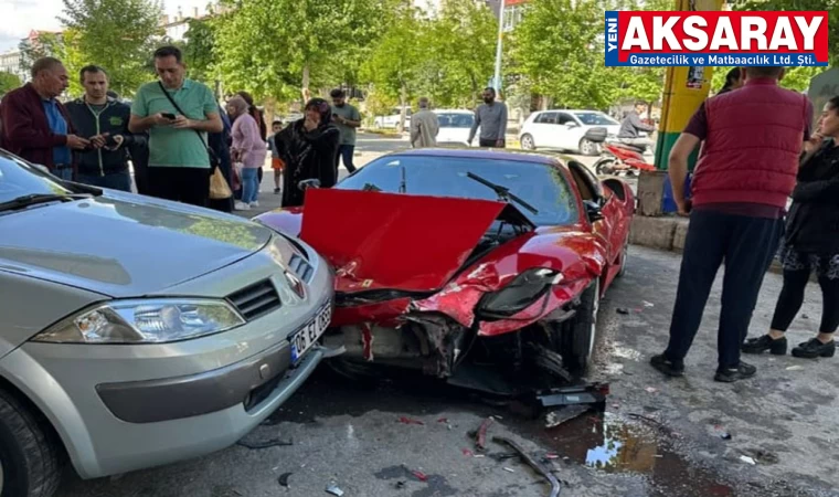 Kavşakta çarpıştılar, milyonluk araç hurdaya döndü