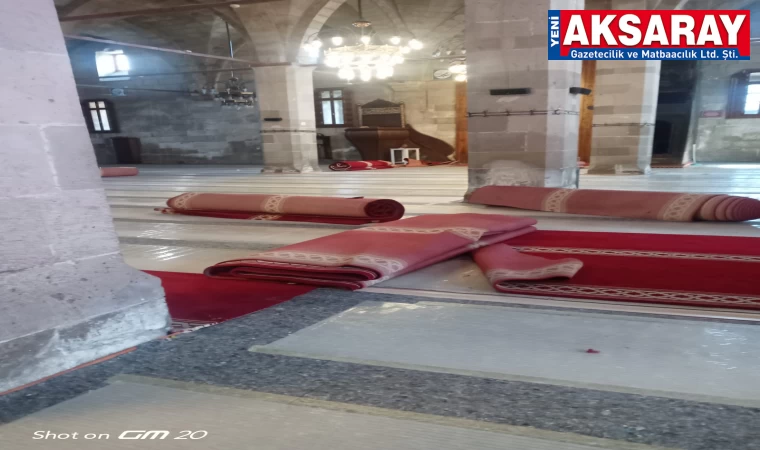 Tarihi Ulu Camii'nin halıları değiştiriliyor