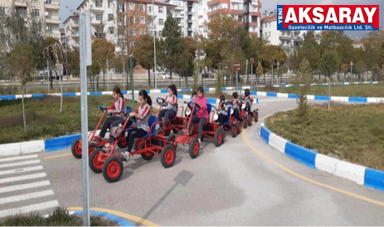 Öğrencilere teorik ve pratik trafik eğitimleri veriliyor