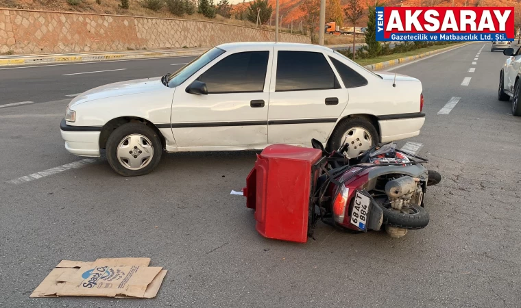 Paket servis kuryesi otomobil ile çarpıştı