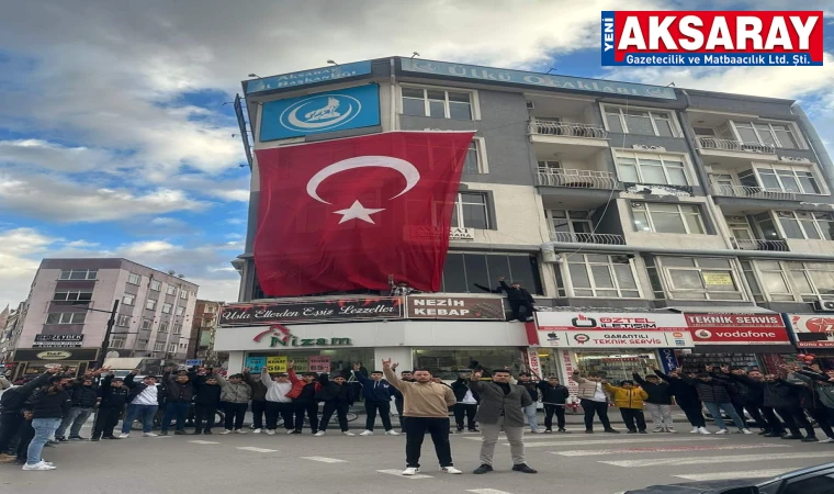 Kuran tilaveti ile dev Türk bayrağı astılar