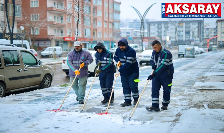 Ekipler kar temizledi