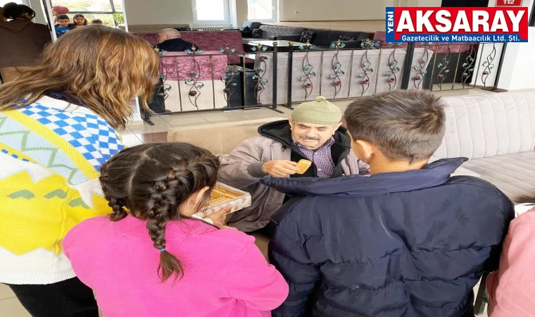 Çocuk Evlerinin sakinleri kandil gecesi büyüklerini sevindirdiler