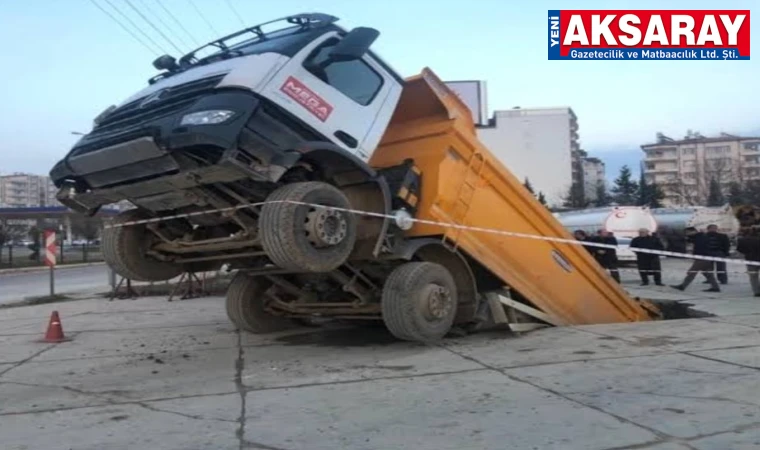 Hafriyat kamyonu yolu çökertti