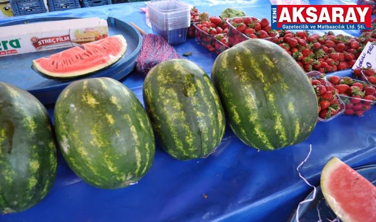 MEVSİMSİZ MEYVELER Karpuz pazar tezgahlarında yerini almaya başladı