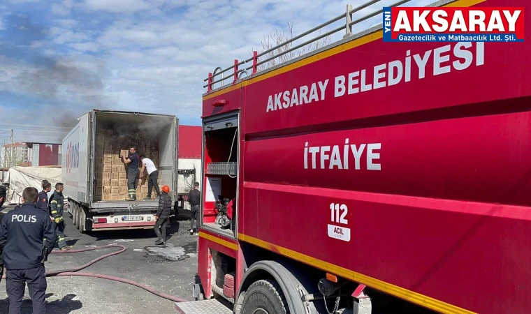 Mangal kömürü yüklü tır dorsesinde yangın paniği