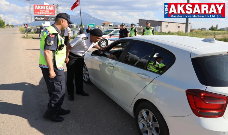 Jandarma trafik hem denetliyor hem de bilgilendiriyor