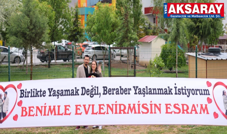 TRİBÜNDE KIZ ARKADAŞINA EVLENME TEKLİFİNDE BULUNDU