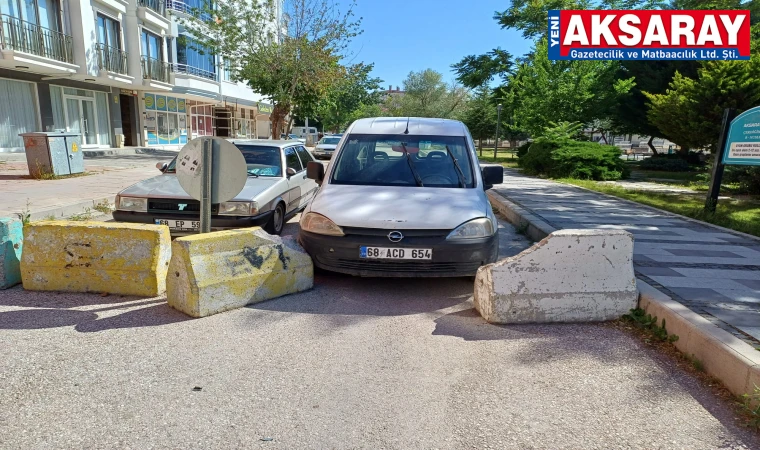 Öyle bir park etmiş ki, bebek arabası ve bisikletli geçemiyor