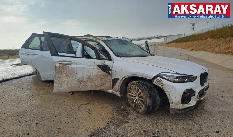 Bariyerlere çarpan otomobilden 2 ölü 3 yaralı çıktı