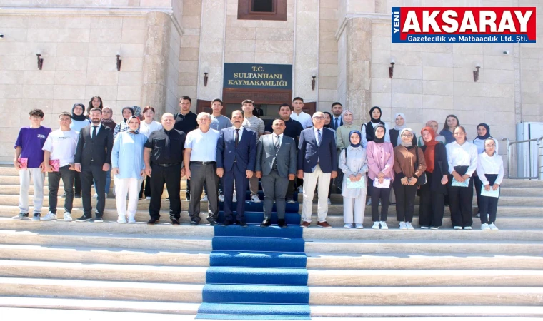 Üniversiteyi kazanan öğrencilere hediyeler verdi