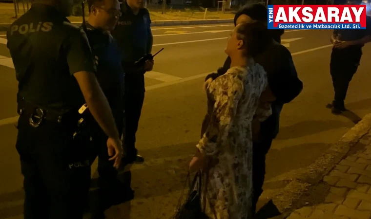 Karayoluna inen kadın polislere zor anlar yaşattı