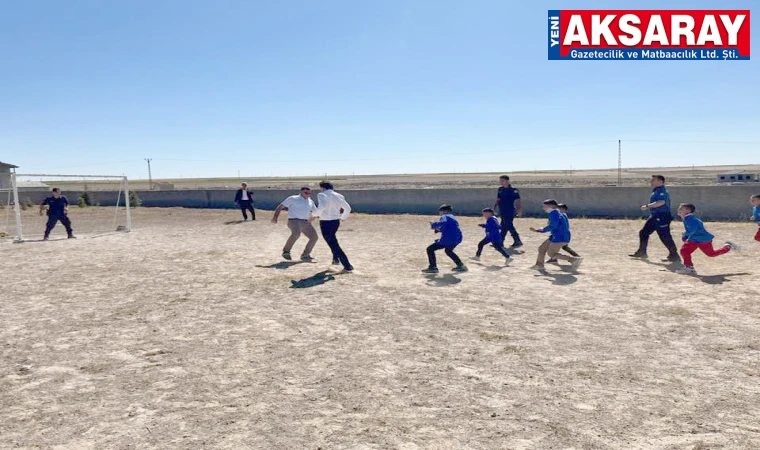 Öğrencilerle futbol oynadı