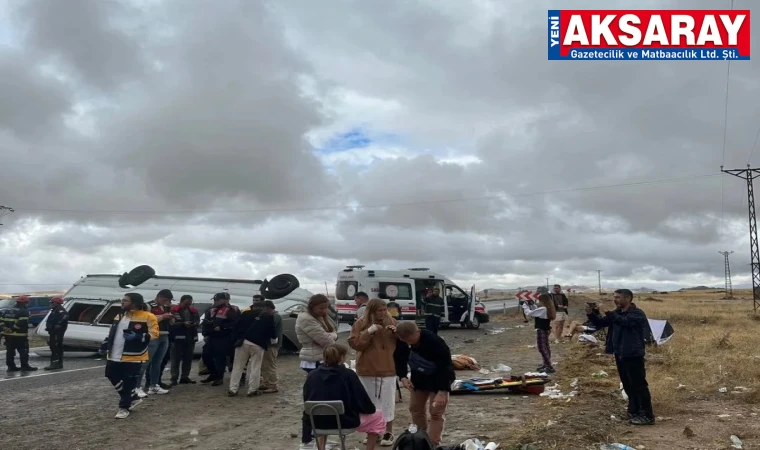 Turist minibüsü kaza yaptı : 18 YARALI