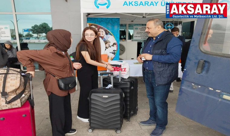 Yeni üniversite öğrencilerini terminalde Rektör Arıbaş karşıladı