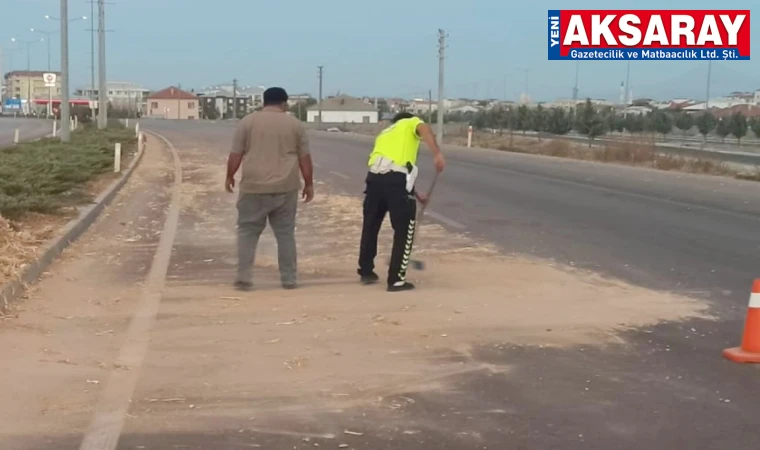 Yola dökülen samanları polisler temizledi