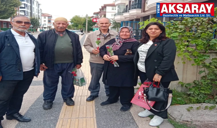 Mahallenin yaşlılarına gül verdi