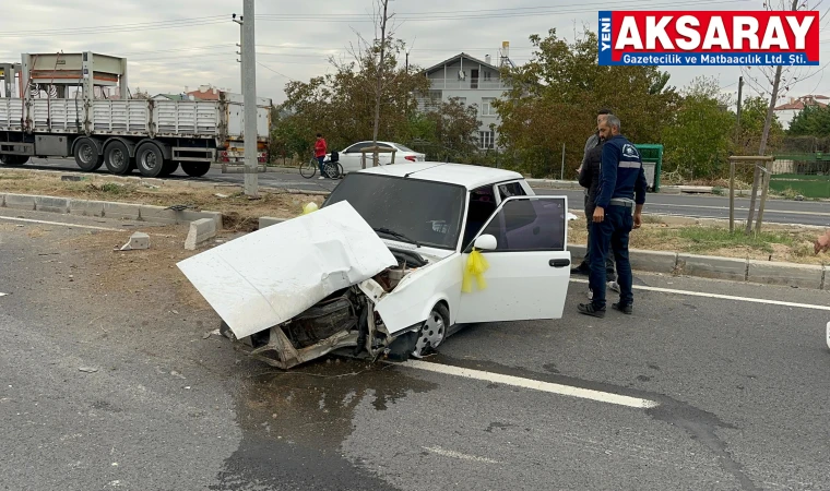 Otomobil orta refüje çarptı 1 yaralı  