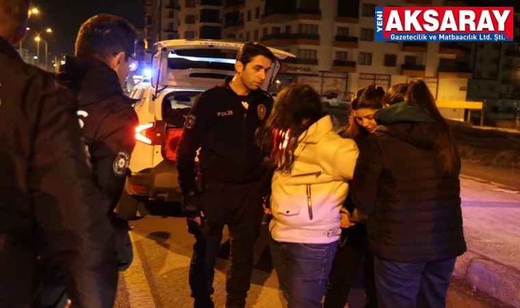 Ken­di­ni araç­la­rın önüne attı