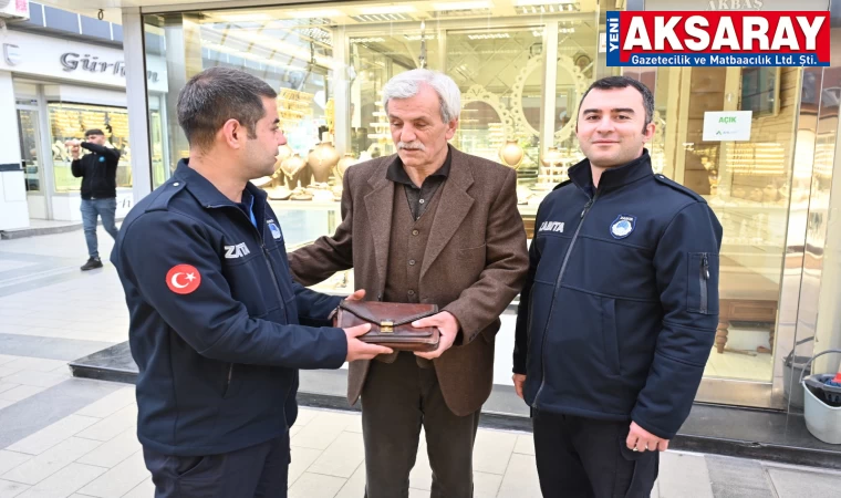 Bu­lu­nan çanta sa­hi­bi­ne tes­lim edil­di