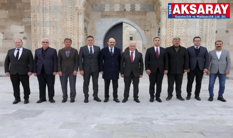 Ker­van­sa­ra­yı gezdi