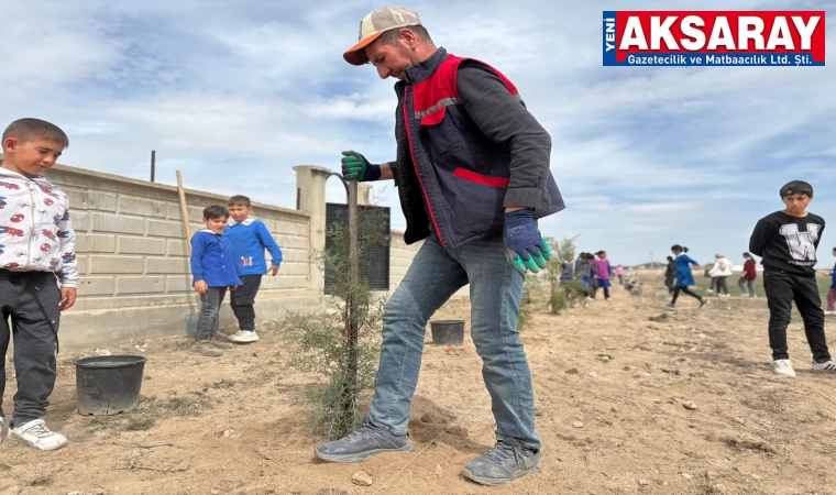Okul bah­çe­si­ne fidan dik­ti­ler