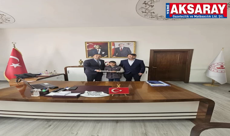 Ya­rış­ma­da 3. olan öğ­ren­ci­ye he­di­ye ve­ril­di