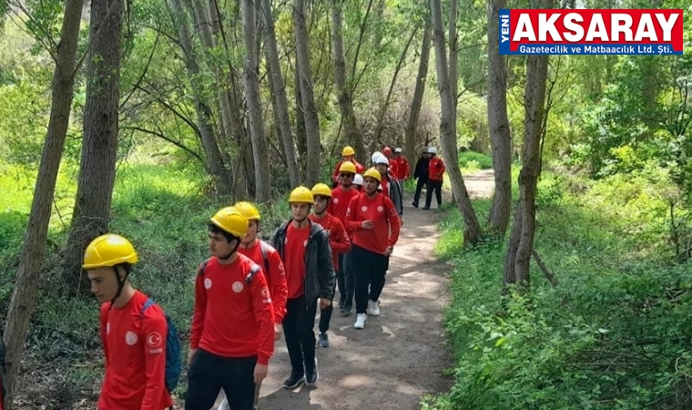 Genç kurtarma birimi doğa yürüyüşünde