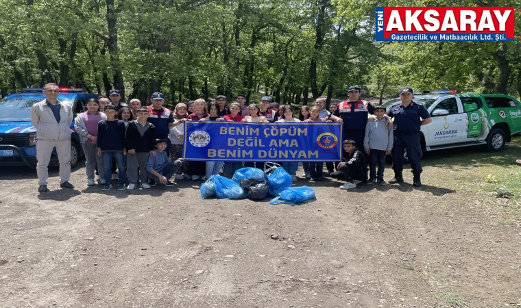 Öğrenciler ve jandarmalar çöp topladı