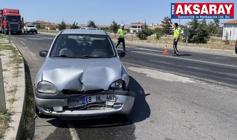 Otomobil ışıklarda hafif ticari araca çarptı