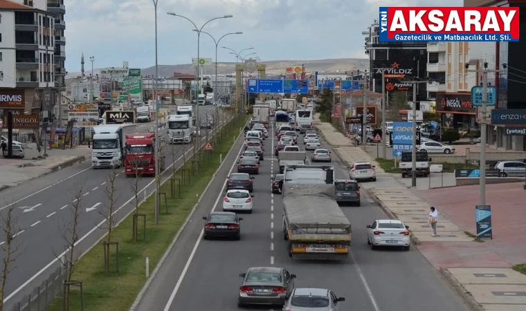 Tatilden dönenler yollarda uzun kuyruklar oluşturdu