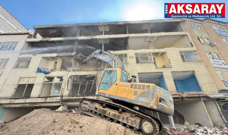 Bir metruk bina daha yıkıldı