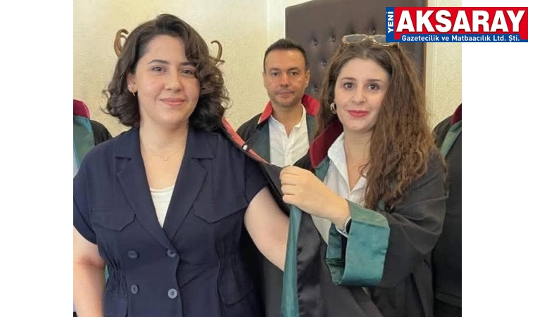 Koluna iki altın bileziği taktı