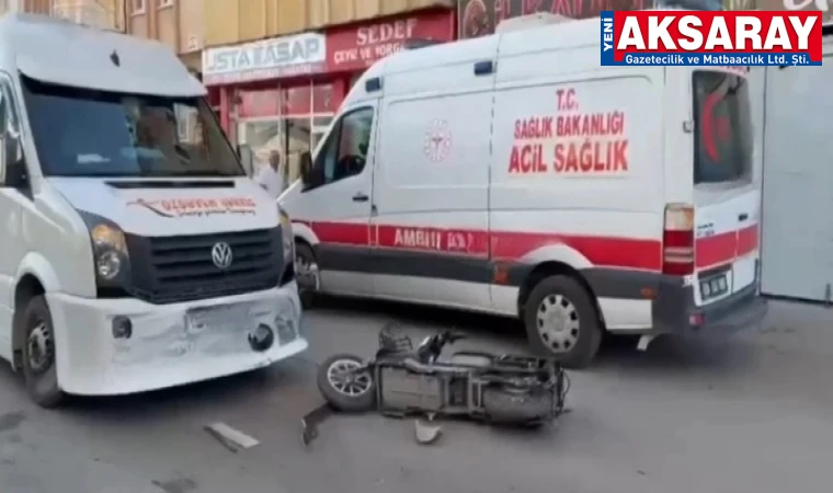 Servis minibüsü ile elektrikli bisiklet çarpıştı