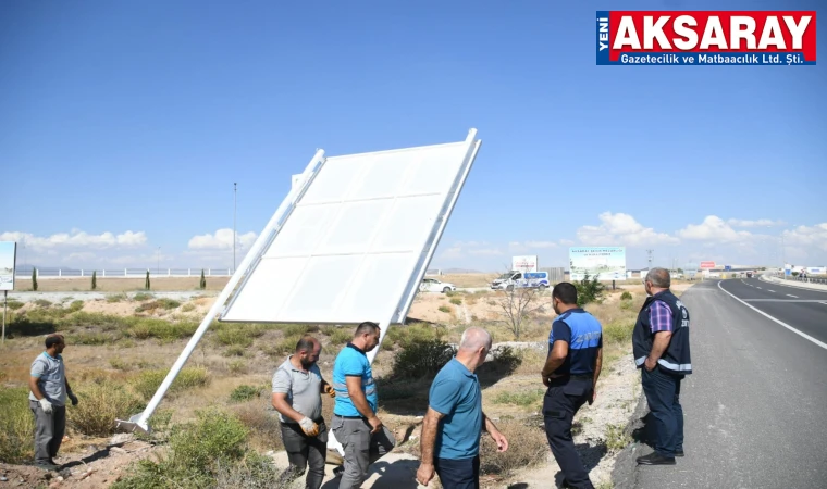 Zabıta tabelaları söküyor