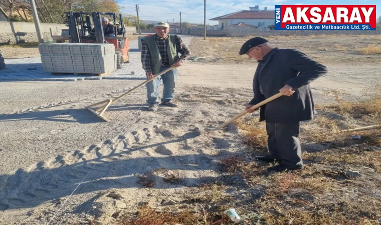 KASABANIN YOLLARINA TAŞ DÖŞENİYOR Başkan eline küreği aldı yol düzeltti