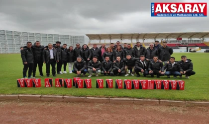 HAKEMLERE ANORAK MONT VE KOŞU AYAKKABISI HEDİYE EDİLDİ