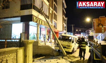 Minibüsün çarptığı elektrik direği balkona düştü: 3 YARALI