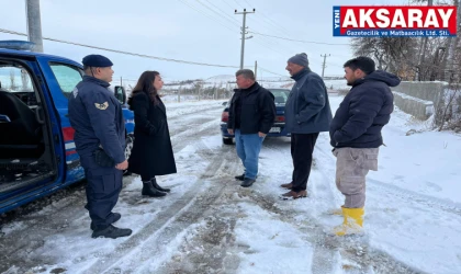 Muhtarlar ile kapanan köy yollarında yapılan çalışmaları inceledi