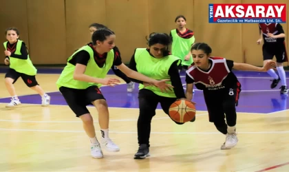 Küçük kız­lar bas­ket­bol­da şam­pi­yon ol­du­lar