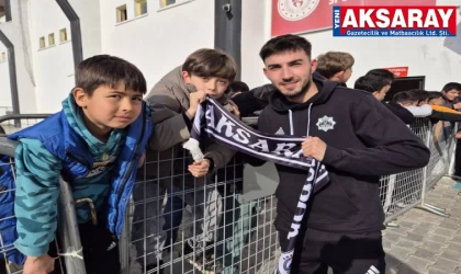 Ta­raf­tar­lar ta­kı­mı bağ­rı­na bastı