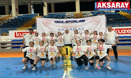 Yusuf Hakiki Baba Ortaokulu Hentbolda Türkiye Şampiyonu