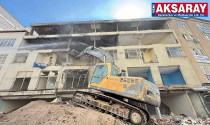 Bir metruk bina daha yıkıldı