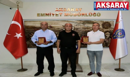 Emekli polislere plaket takdim etti
