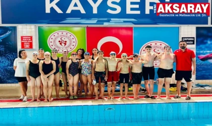 Yüzme müsabakasında madalyaları topladılar