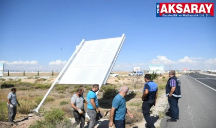 Zabıta tabelaları söküyor